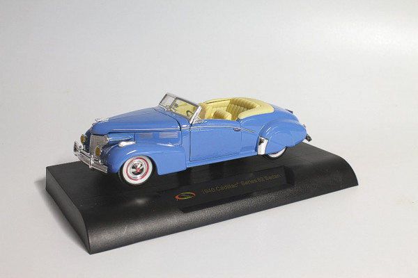Modellauto 1940 Cadillac Series 62 Sedan, M 1:32, blau
